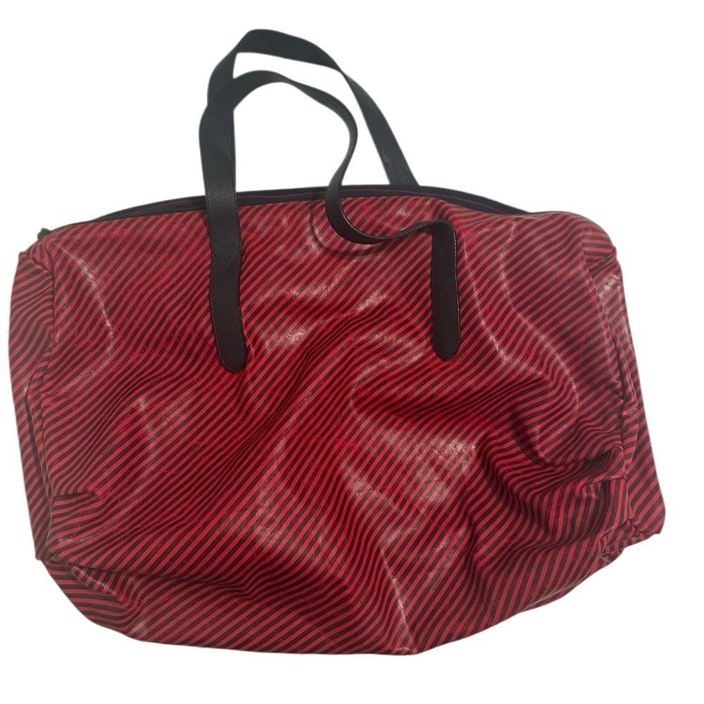 Gucci Black and Red Interior Detail - Picture 2 of 8